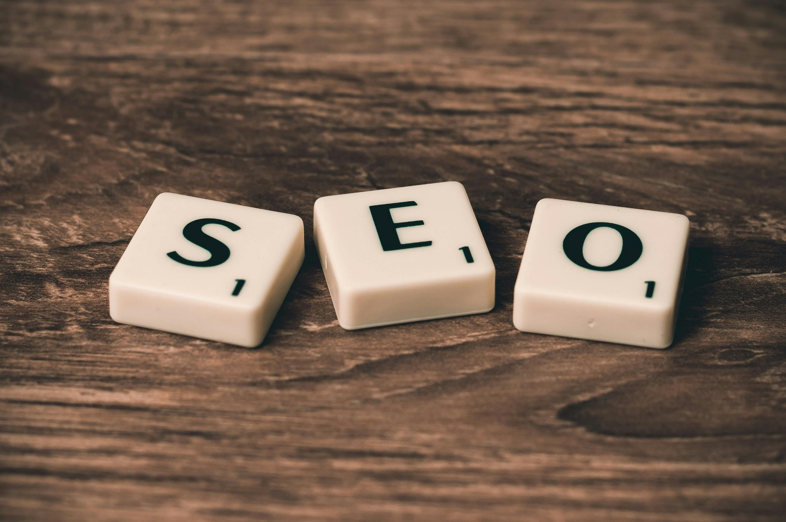 A SEO az angol Search Engine Optimization kifejezés rövidítése, amely magyarul keresőoptimalizálás-t jelent. 